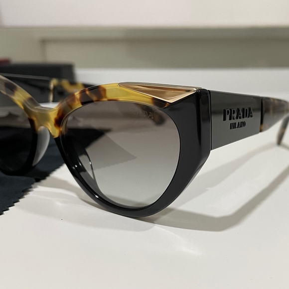 Prada sunglasses - Picture 1 of 7